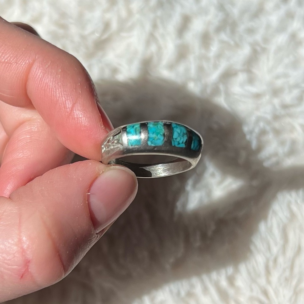 Vintage Southwestern Silver and Crushed Turquoise Inlay Ring - Size 7